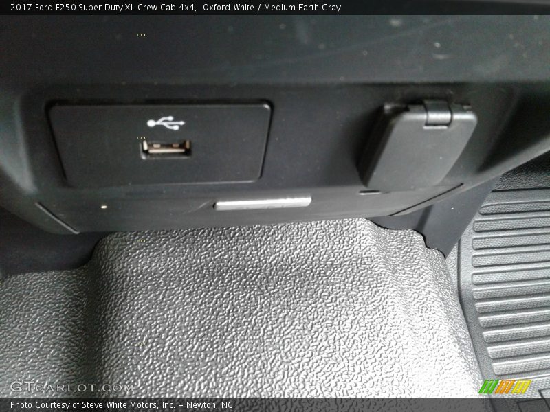 Oxford White / Medium Earth Gray 2017 Ford F250 Super Duty XL Crew Cab 4x4