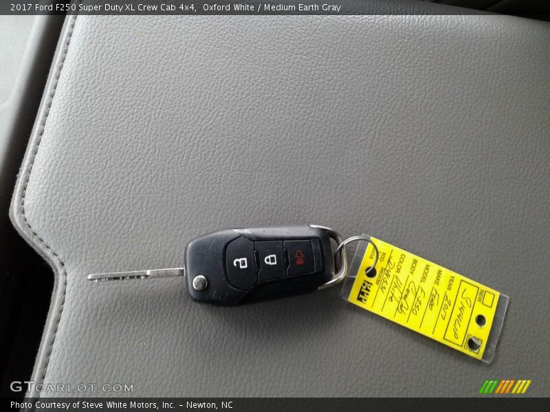Oxford White / Medium Earth Gray 2017 Ford F250 Super Duty XL Crew Cab 4x4