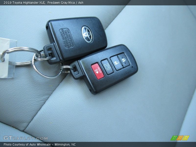 Predawn Gray Mica / Ash 2019 Toyota Highlander XLE