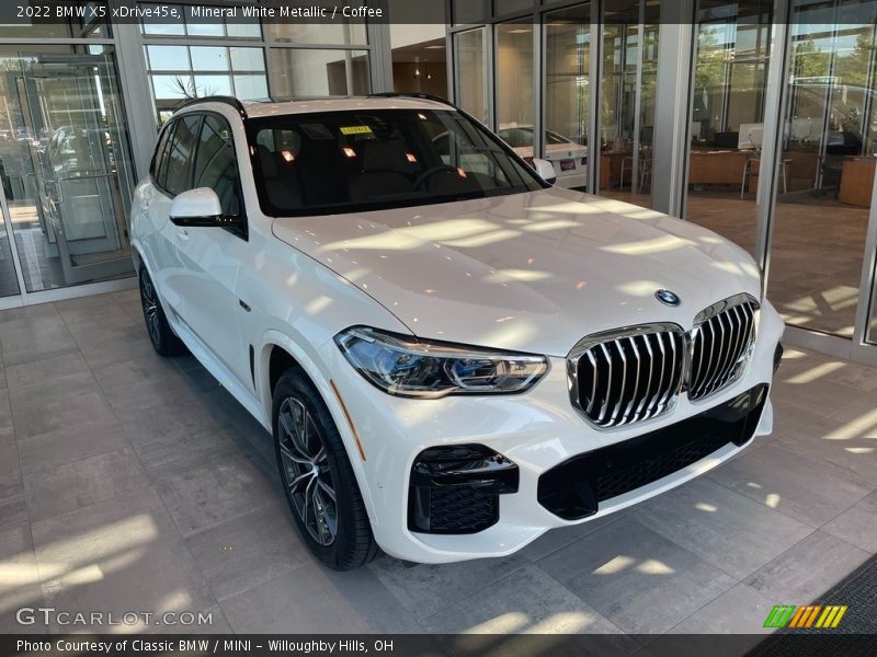 Mineral White Metallic / Coffee 2022 BMW X5 xDrive45e