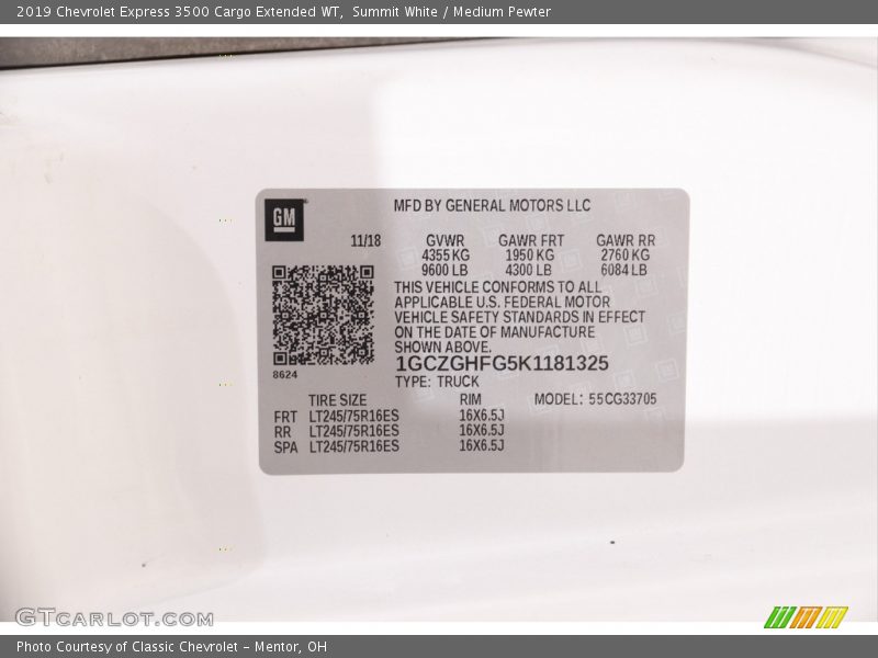 Summit White / Medium Pewter 2019 Chevrolet Express 3500 Cargo Extended WT
