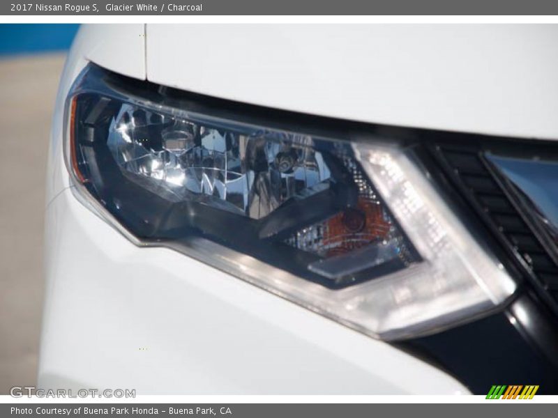 Glacier White / Charcoal 2017 Nissan Rogue S