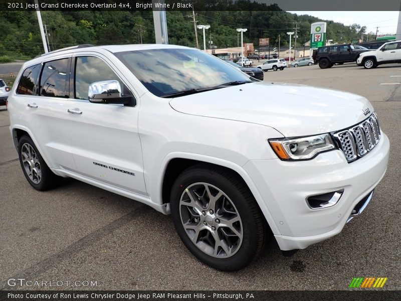 Front 3/4 View of 2021 Grand Cherokee Overland 4x4