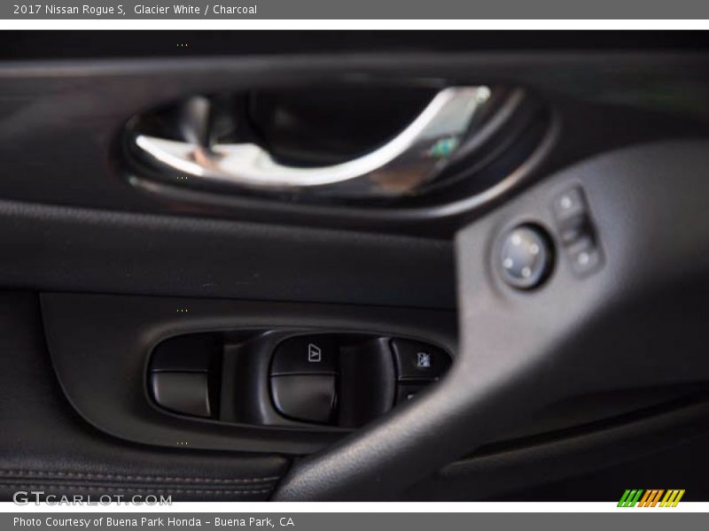 Glacier White / Charcoal 2017 Nissan Rogue S