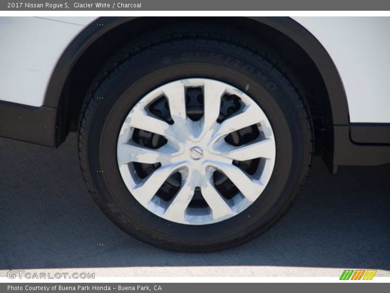 Glacier White / Charcoal 2017 Nissan Rogue S