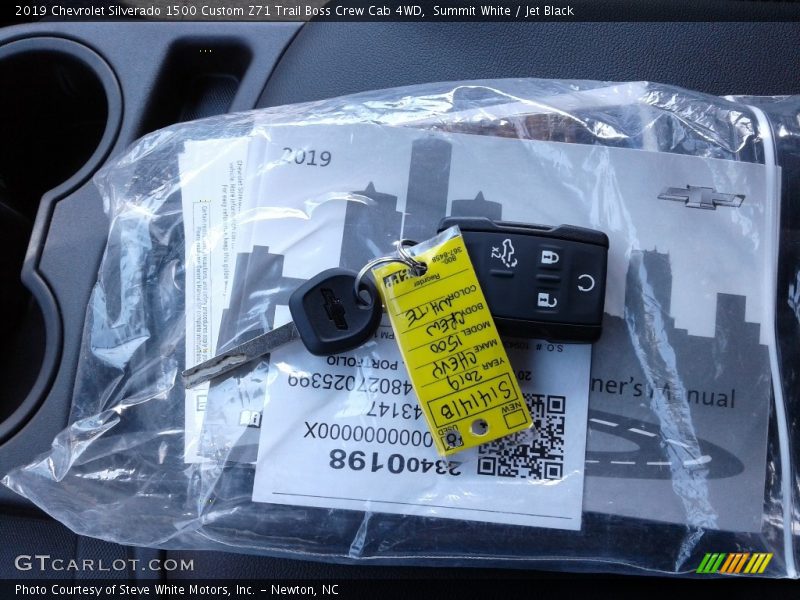 Summit White / Jet Black 2019 Chevrolet Silverado 1500 Custom Z71 Trail Boss Crew Cab 4WD