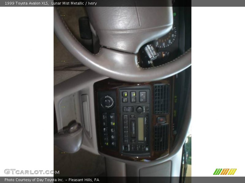 Lunar Mist Metallic / Ivory 1999 Toyota Avalon XLS