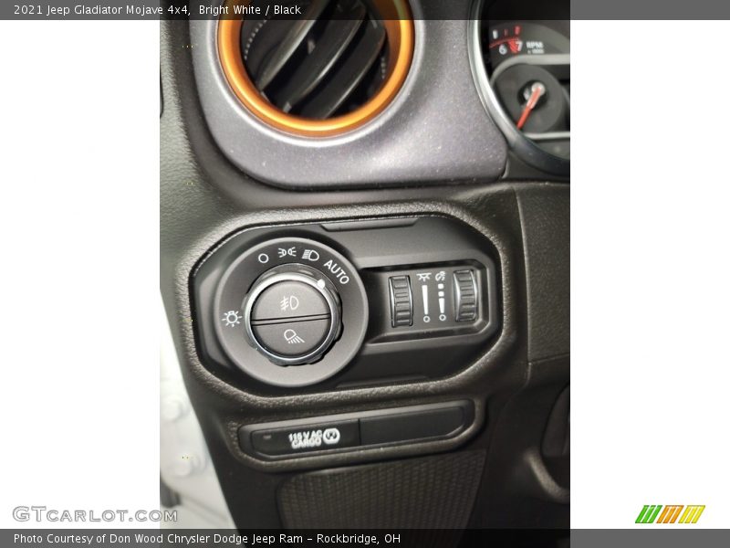Bright White / Black 2021 Jeep Gladiator Mojave 4x4
