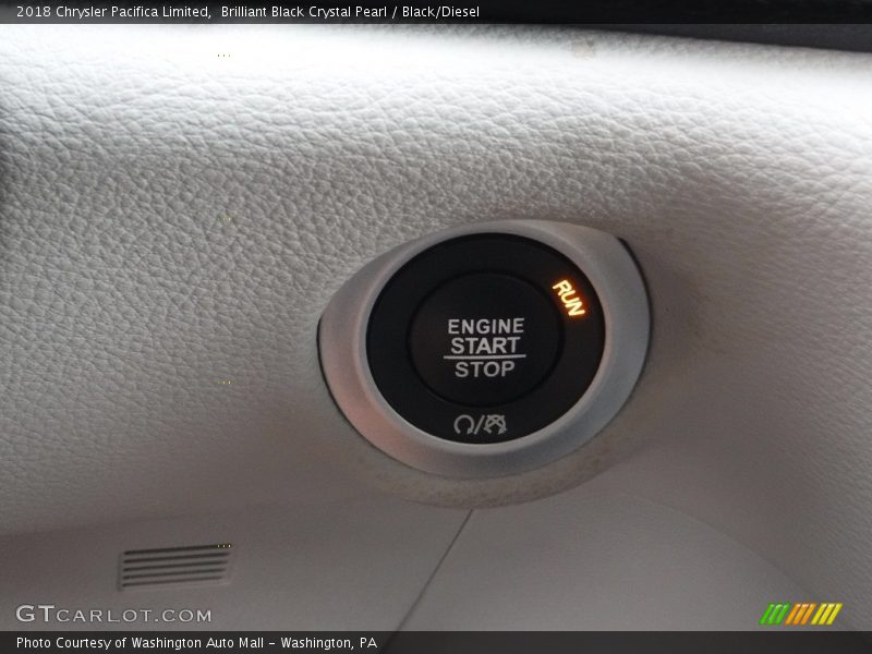 Brilliant Black Crystal Pearl / Black/Diesel 2018 Chrysler Pacifica Limited