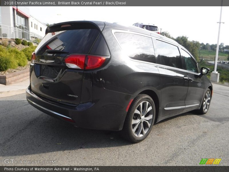 Brilliant Black Crystal Pearl / Black/Diesel 2018 Chrysler Pacifica Limited