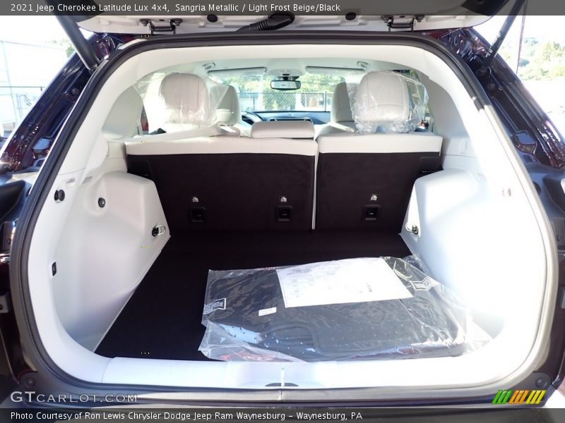  2021 Cherokee Latitude Lux 4x4 Trunk