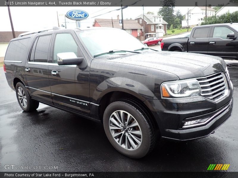 Front 3/4 View of 2015 Navigator L 4x4