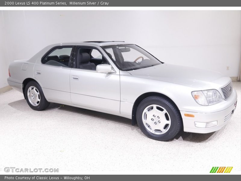 Front 3/4 View of 2000 LS 400 Platinum Series