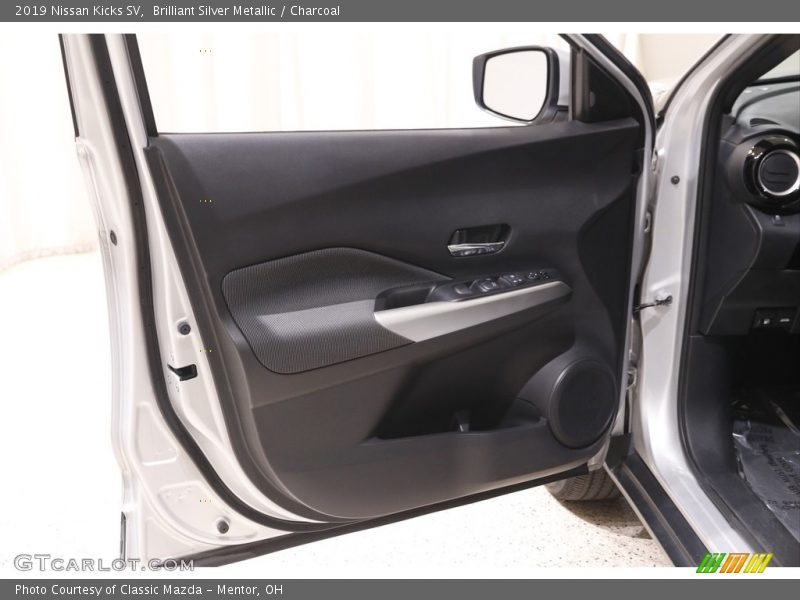 Brilliant Silver Metallic / Charcoal 2019 Nissan Kicks SV