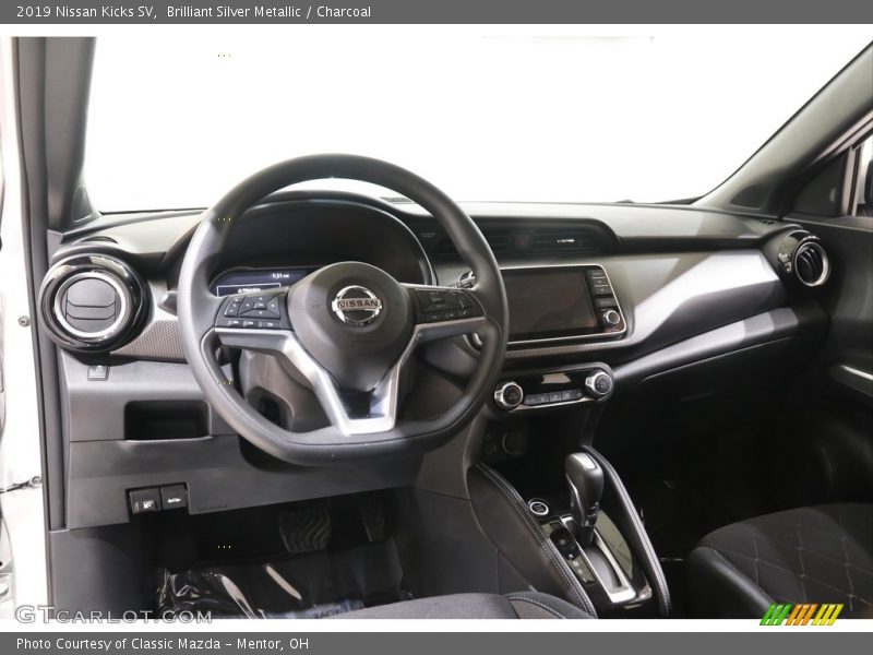 Brilliant Silver Metallic / Charcoal 2019 Nissan Kicks SV