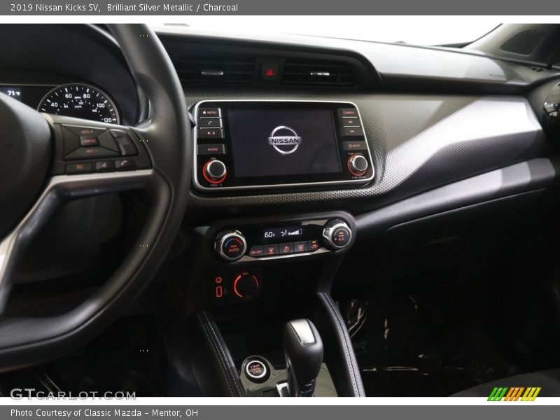 Brilliant Silver Metallic / Charcoal 2019 Nissan Kicks SV