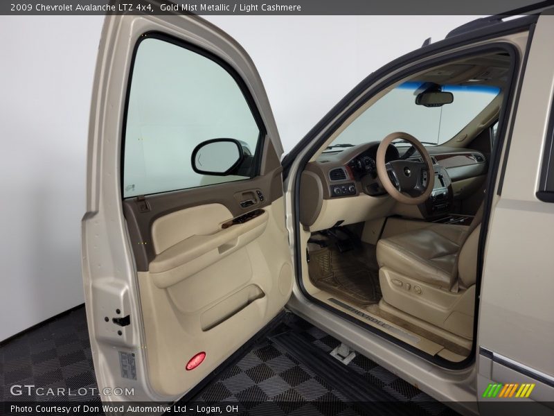 Gold Mist Metallic / Light Cashmere 2009 Chevrolet Avalanche LTZ 4x4