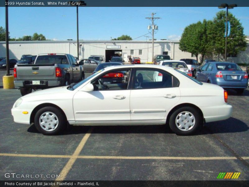 White Pearl / Gray 1999 Hyundai Sonata