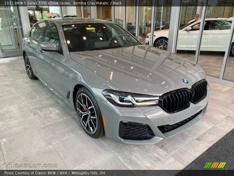 Front 3/4 View of 2022 5 Series 530i xDrive Sedan
