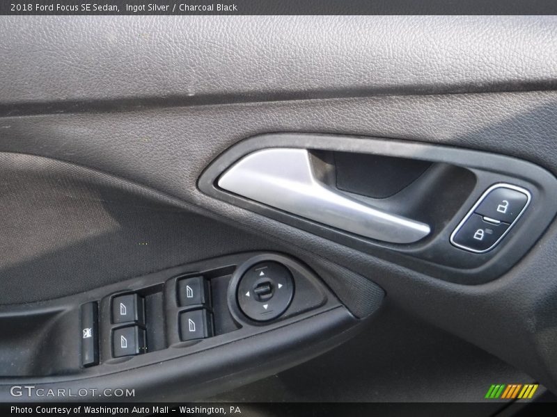 Ingot Silver / Charcoal Black 2018 Ford Focus SE Sedan