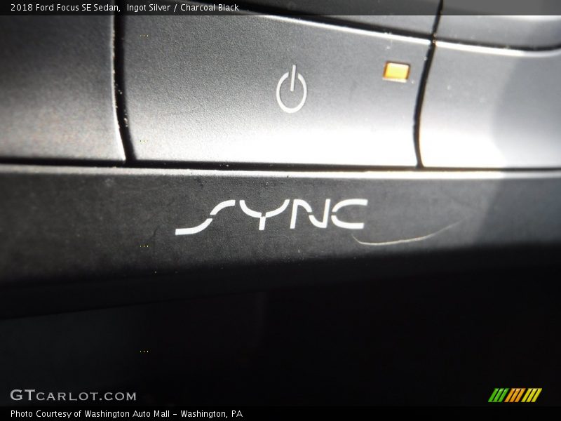 Ingot Silver / Charcoal Black 2018 Ford Focus SE Sedan