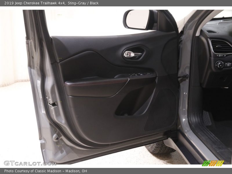 Sting-Gray / Black 2019 Jeep Cherokee Trailhawk 4x4