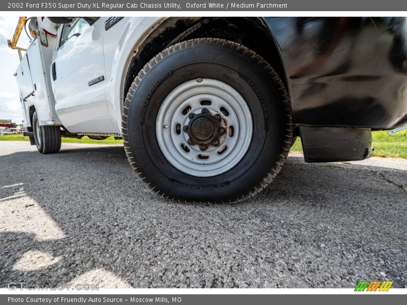 Oxford White / Medium Parchment 2002 Ford F350 Super Duty XL Regular Cab Chassis Utility