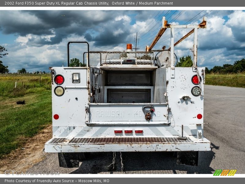 Oxford White / Medium Parchment 2002 Ford F350 Super Duty XL Regular Cab Chassis Utility