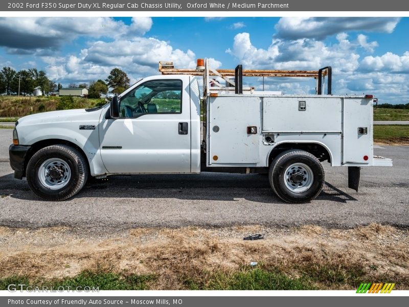 Oxford White / Medium Parchment 2002 Ford F350 Super Duty XL Regular Cab Chassis Utility