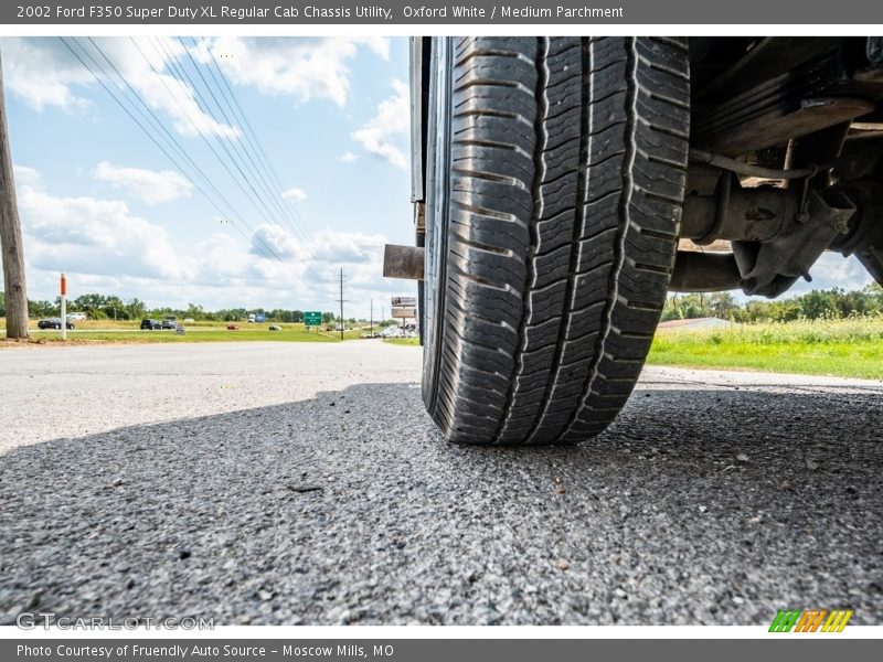 Oxford White / Medium Parchment 2002 Ford F350 Super Duty XL Regular Cab Chassis Utility