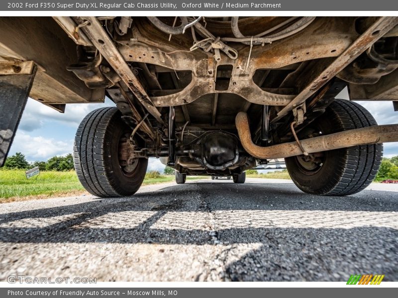 Oxford White / Medium Parchment 2002 Ford F350 Super Duty XL Regular Cab Chassis Utility