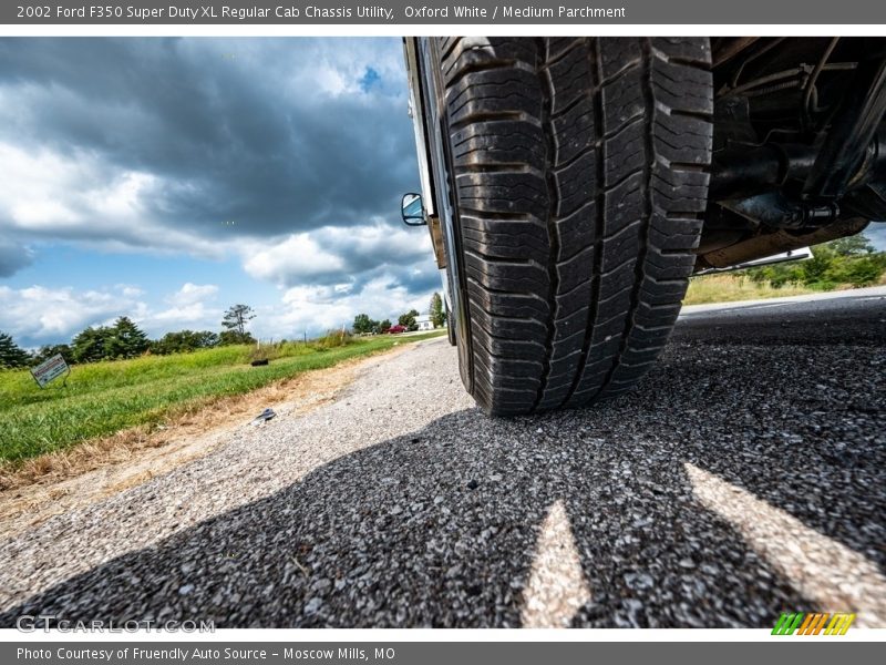 Oxford White / Medium Parchment 2002 Ford F350 Super Duty XL Regular Cab Chassis Utility