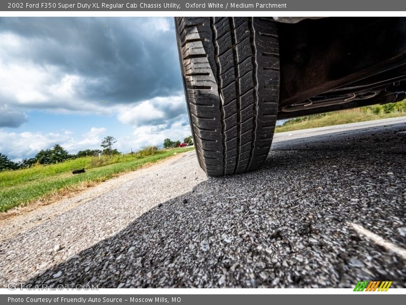 Oxford White / Medium Parchment 2002 Ford F350 Super Duty XL Regular Cab Chassis Utility