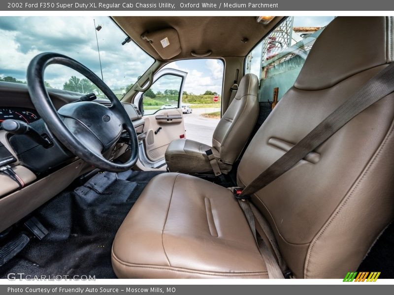 Oxford White / Medium Parchment 2002 Ford F350 Super Duty XL Regular Cab Chassis Utility