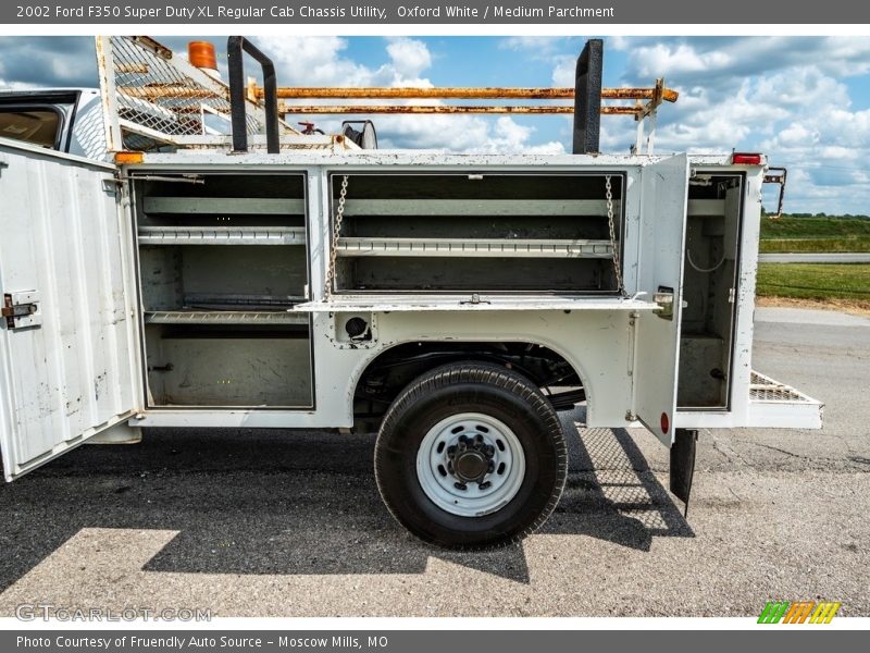 Oxford White / Medium Parchment 2002 Ford F350 Super Duty XL Regular Cab Chassis Utility