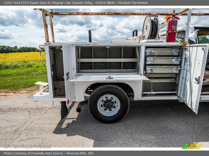 Oxford White / Medium Parchment 2002 Ford F350 Super Duty XL Regular Cab Chassis Utility