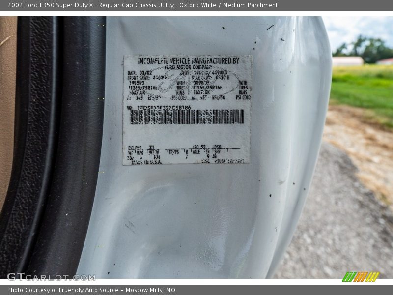 Oxford White / Medium Parchment 2002 Ford F350 Super Duty XL Regular Cab Chassis Utility