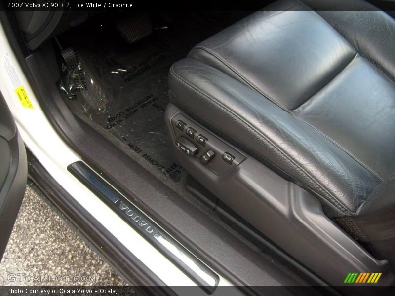 Ice White / Graphite 2007 Volvo XC90 3.2