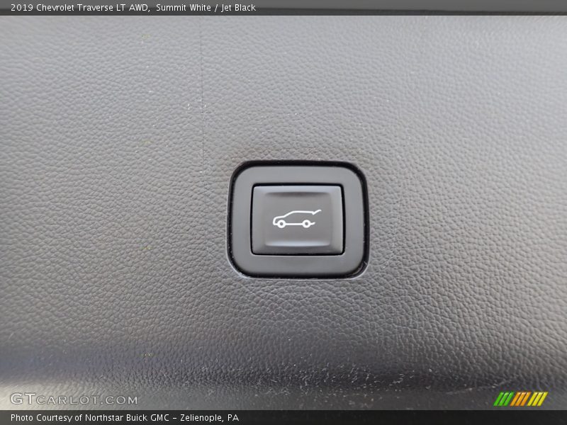 Summit White / Jet Black 2019 Chevrolet Traverse LT AWD