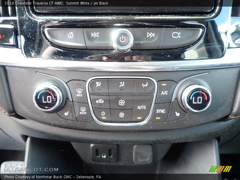 Summit White / Jet Black 2019 Chevrolet Traverse LT AWD