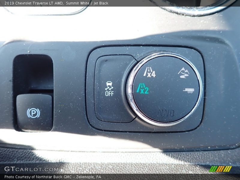 Summit White / Jet Black 2019 Chevrolet Traverse LT AWD
