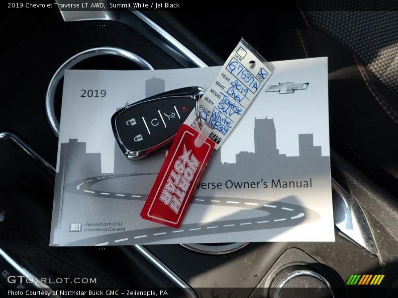 Summit White / Jet Black 2019 Chevrolet Traverse LT AWD