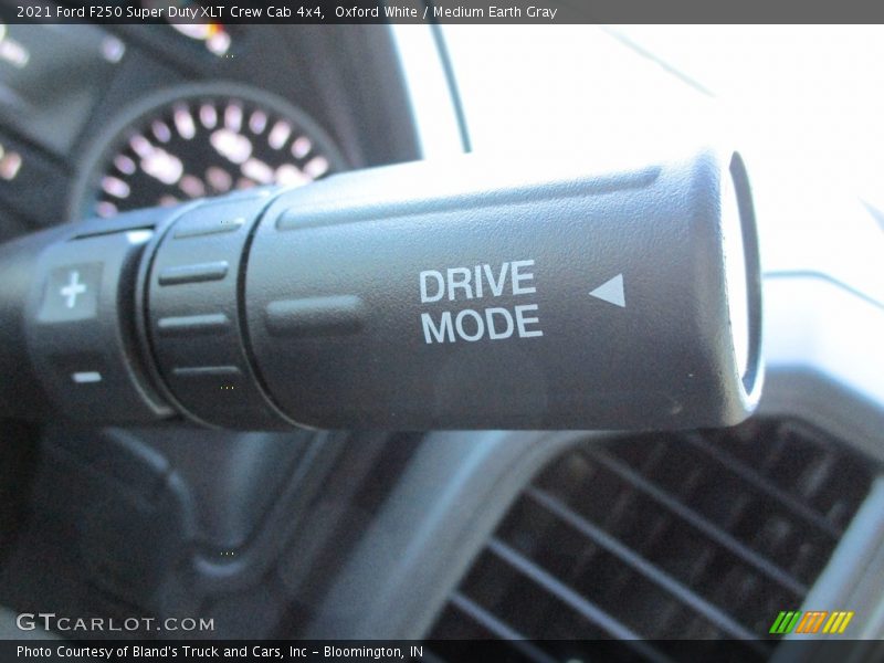 Oxford White / Medium Earth Gray 2021 Ford F250 Super Duty XLT Crew Cab 4x4