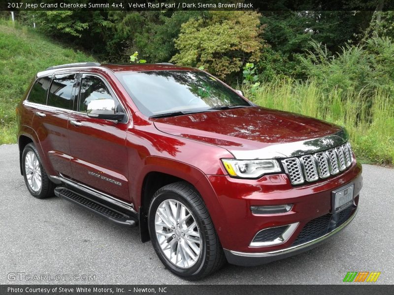 Front 3/4 View of 2017 Grand Cherokee Summit 4x4