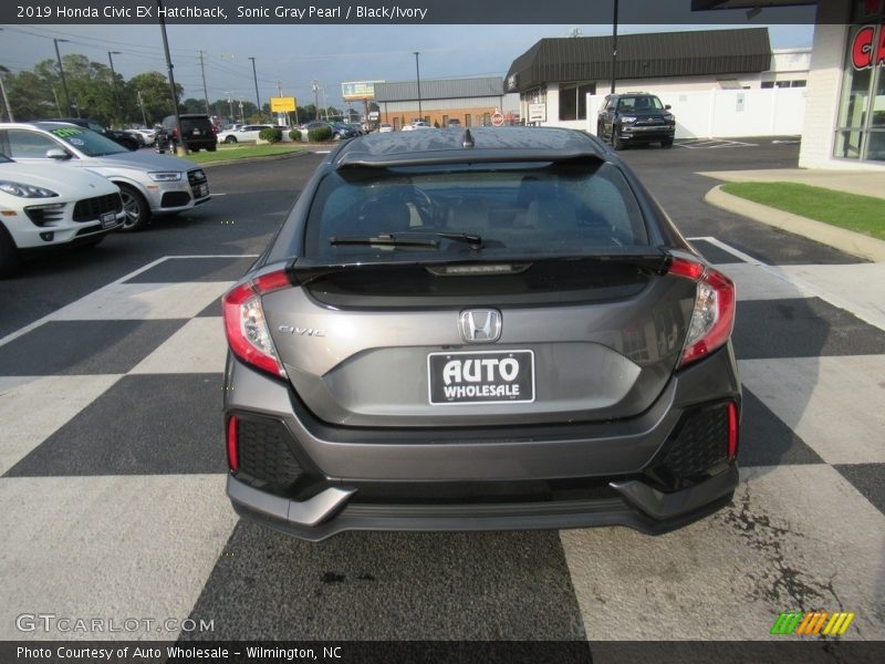 Sonic Gray Pearl / Black/Ivory 2019 Honda Civic EX Hatchback