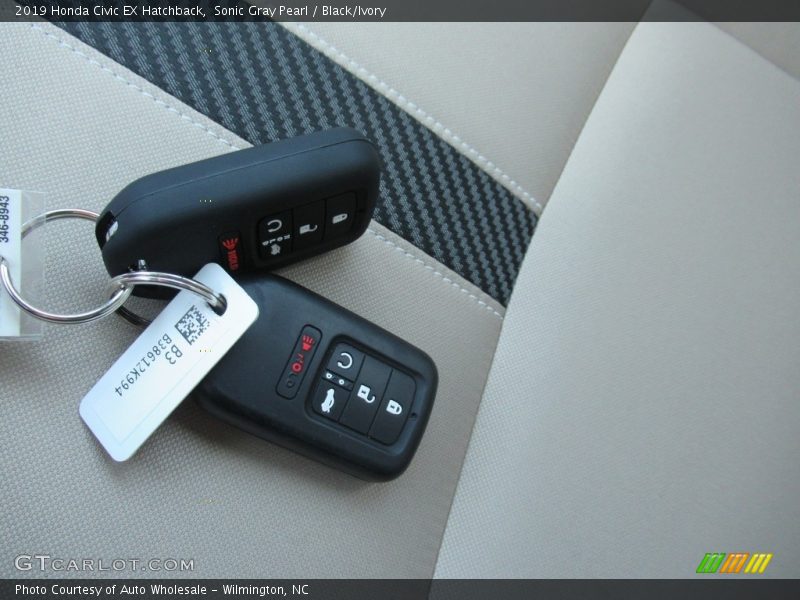 Sonic Gray Pearl / Black/Ivory 2019 Honda Civic EX Hatchback