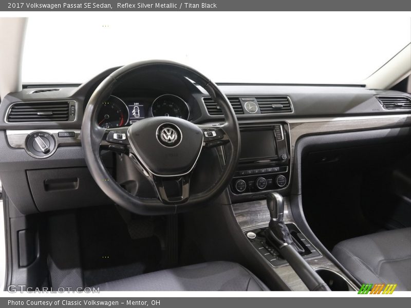 Reflex Silver Metallic / Titan Black 2017 Volkswagen Passat SE Sedan
