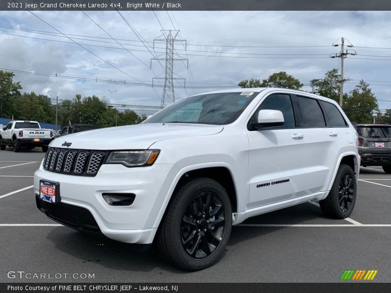 Bright White / Black 2021 Jeep Grand Cherokee Laredo 4x4