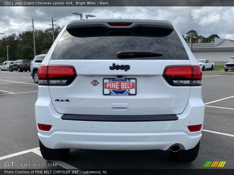 Bright White / Black 2021 Jeep Grand Cherokee Laredo 4x4