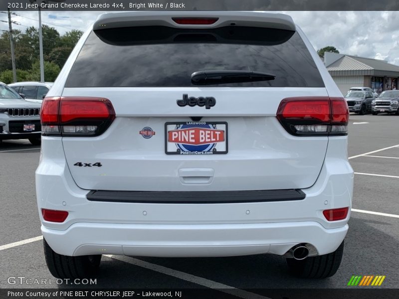 Bright White / Black 2021 Jeep Grand Cherokee Laredo 4x4